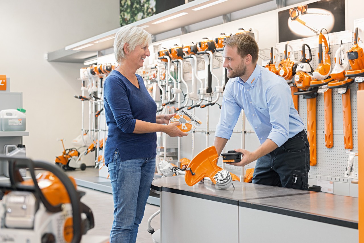 STIHL Kundin gibt ein STIHL Gerät in einem STIHL Fachhandel in den Service.