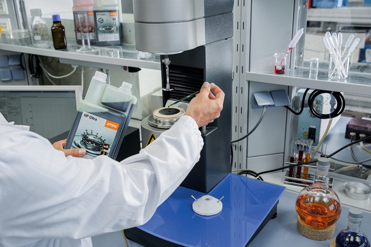 Olej do silników dwusuwowych STIHL HP Ultra jest testowany w laboratorium zgodnie z rozporządzeniem REACH
