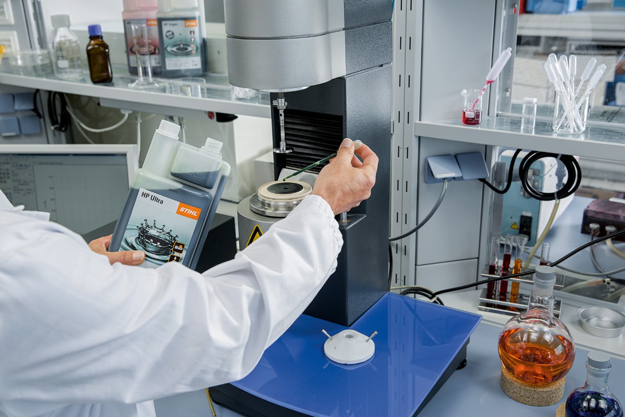Olej do silników dwusuwowych STIHL HP Ultra jest testowany w laboratorium zgodnie z rozporządzeniem REACH