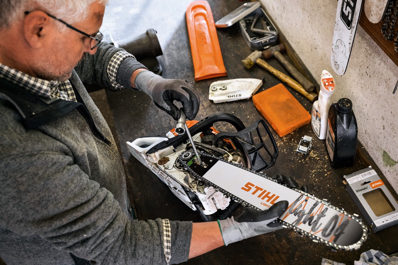 Dystrybutor STIHL serwisuje pilarkę łańcuchową z prowadnicą STIHL Light 04 i piłą łańcuchową Oilomatic