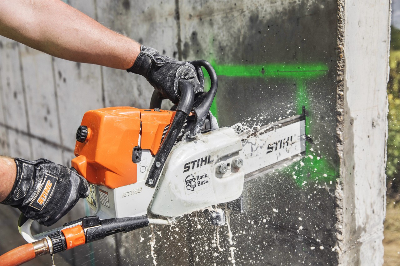 Zbliżenie na pilarkę łańcuchową STIHL GS 461 używaną na placu budowy