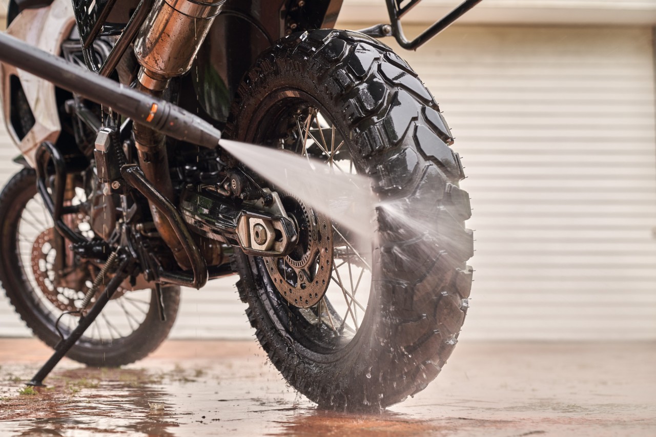 Tylne koło motocykla należy spłukać myjką wysokociśnieniową STIHL RE 130 plus