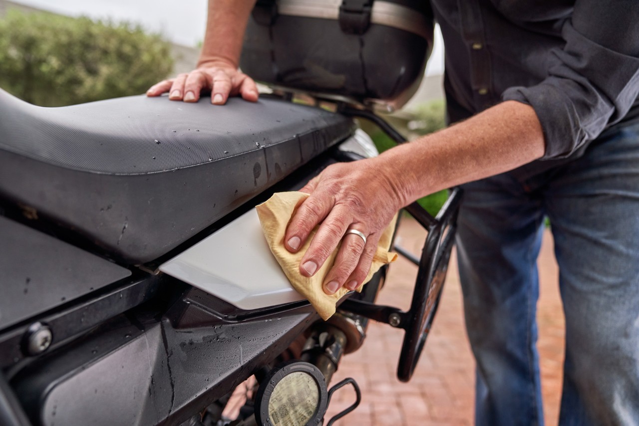 Motocykl pielęgnowany miękką ściereczką