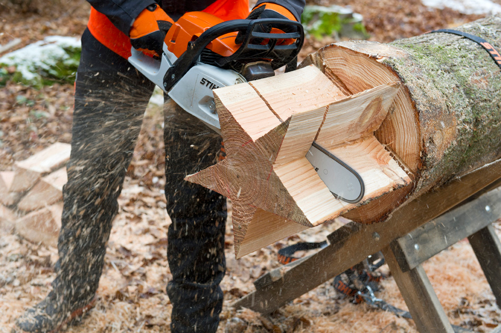 Make a wooden star: a person slices a star from a log using the STIHL MS 261 C-M chainsaw
