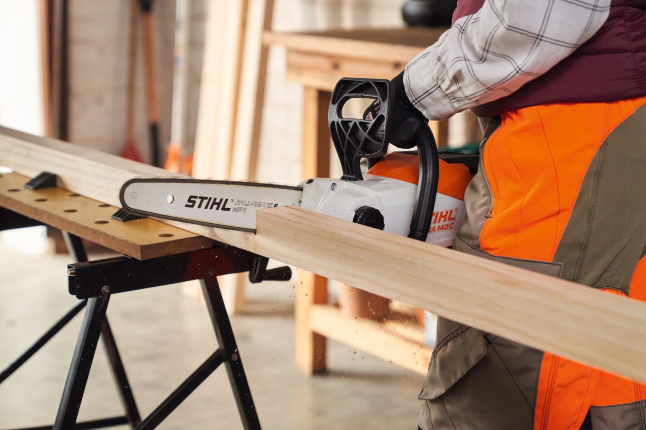 Zdjęcie przedstawiające przecinanie słupka za pomocą akumulatorowej pilarki STIHL MSA 140