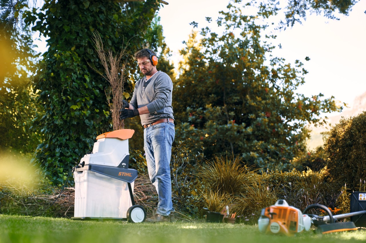 Mężczyzna z rozdrabniaczem STIHL w ogrodzie