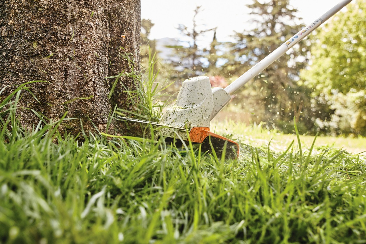 Przycinanie krawędzi trawnik kosą akumulatorową STIHL FSA 57
