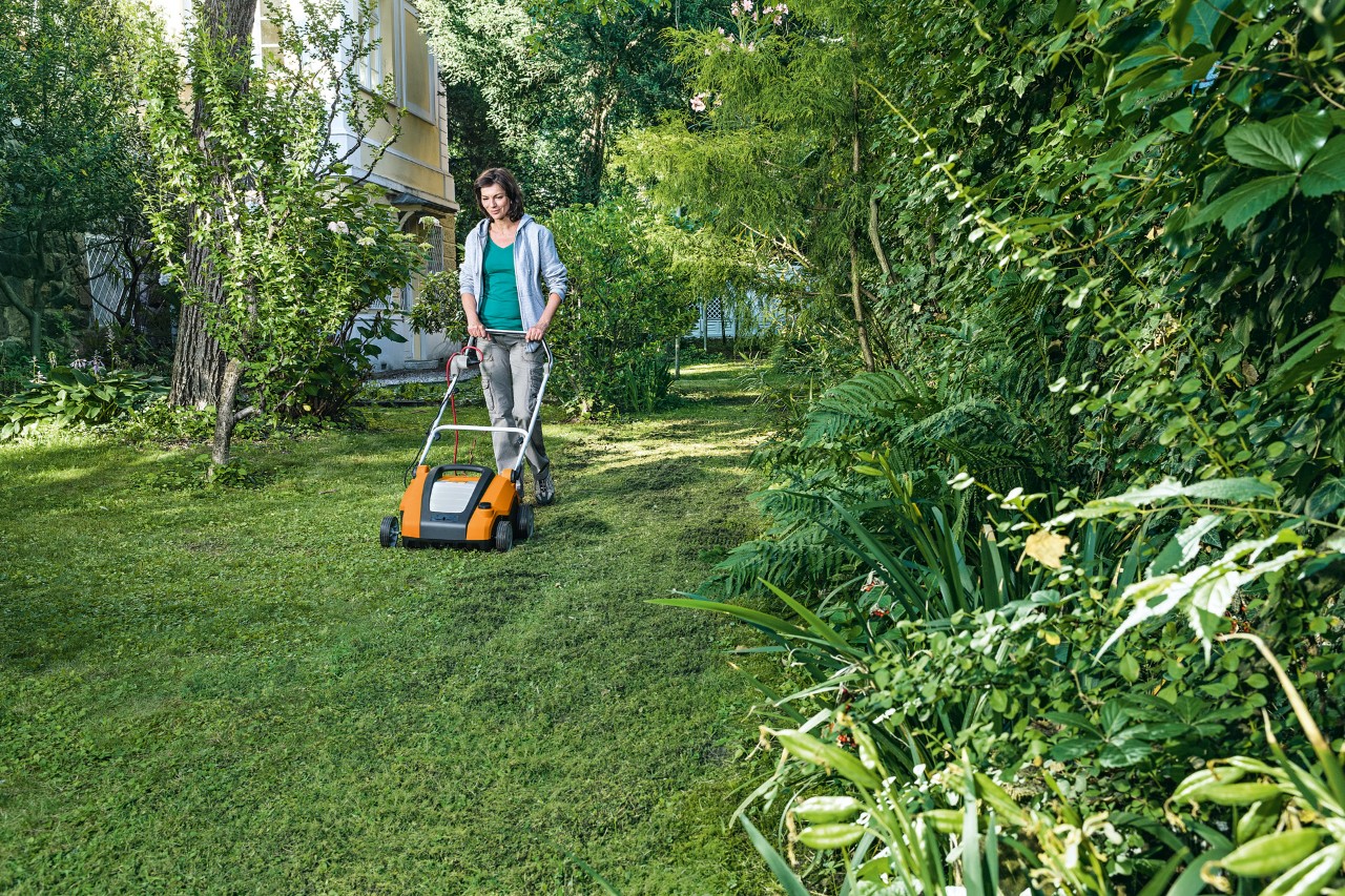 Kobieta wertykuluje trawnik za pomocą elektrycznego aeratora do trawnika STIHL RLE 240