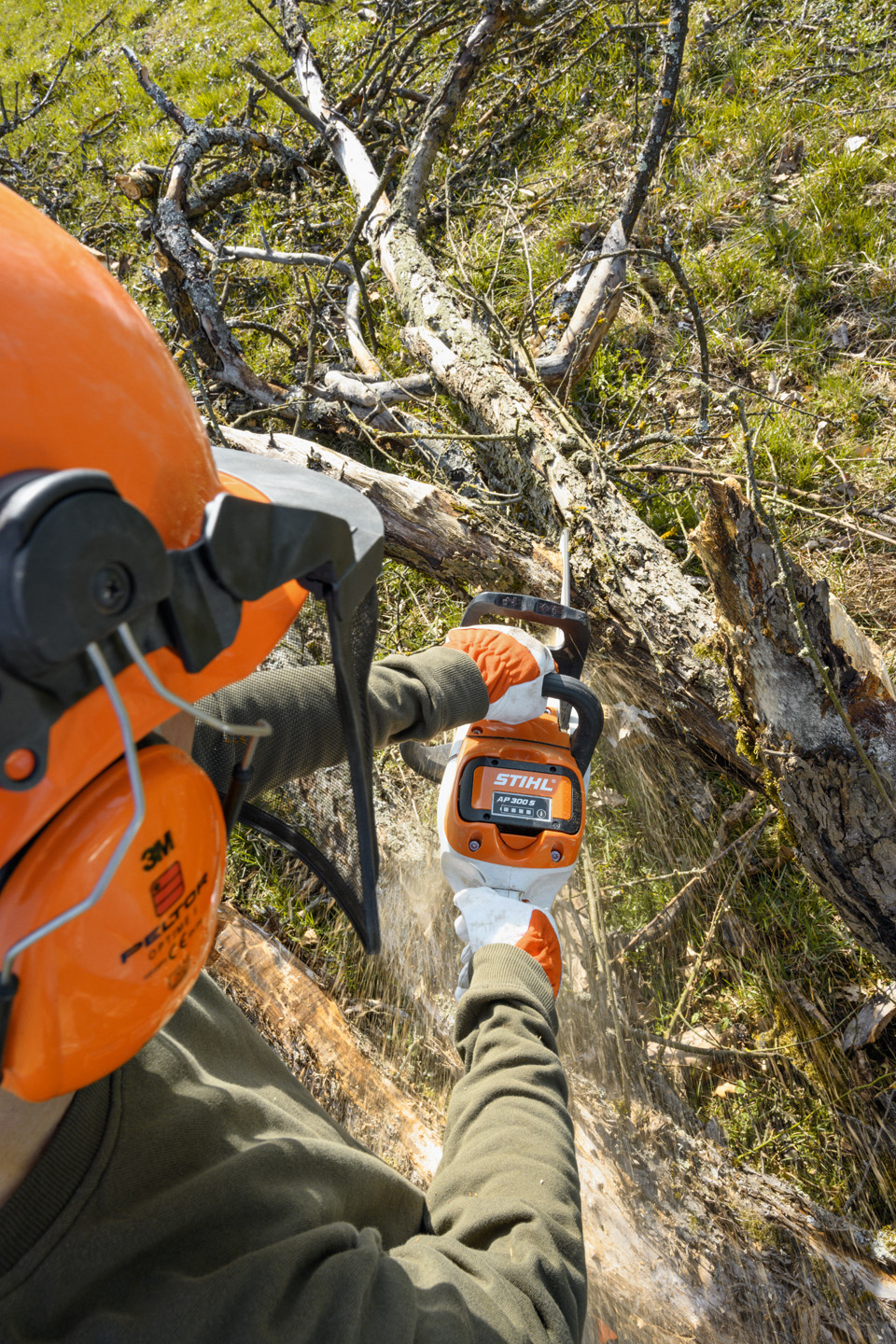 Akumulatorowa pilarka łańcuchowa STIHL MSA 220 C-B w użyciu na pniu drzewa z gałęziami