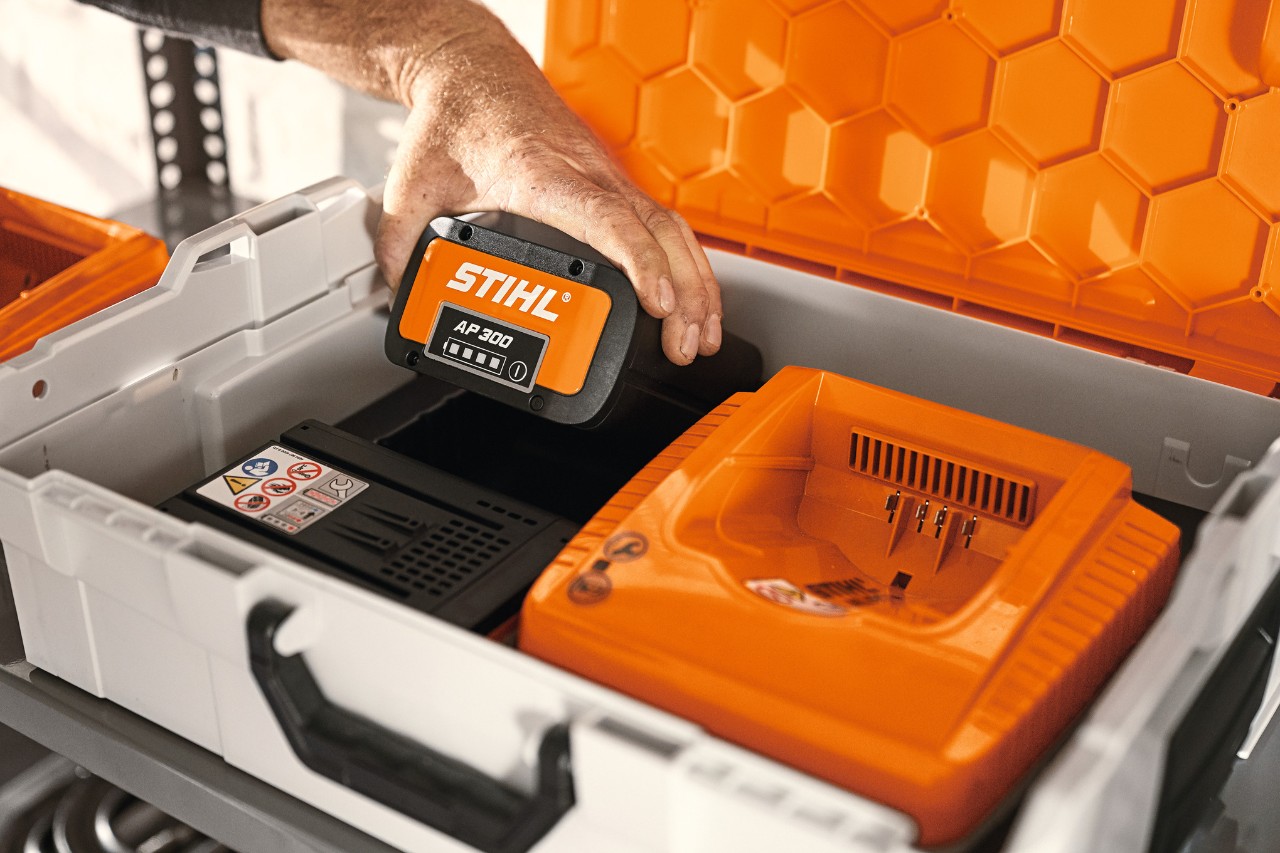 Skrzynka akumulatorowa STIHL z akumulatorem litowo-jonowym AP 300 i urządzeniem do ładowania
