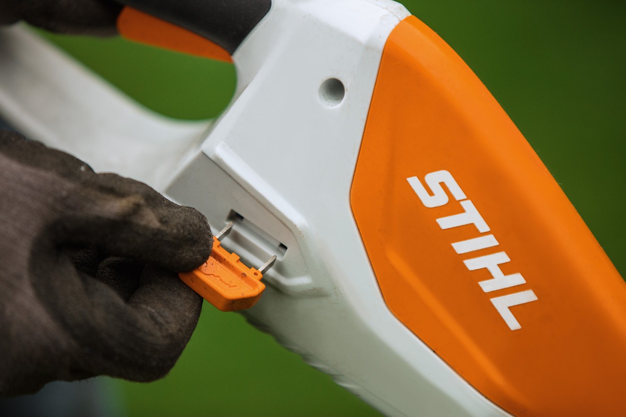 Akumulatorowa podkaszarka do trawy STIHL ze zintegrowanym akumulatorem i kluczem aktywacyjnym