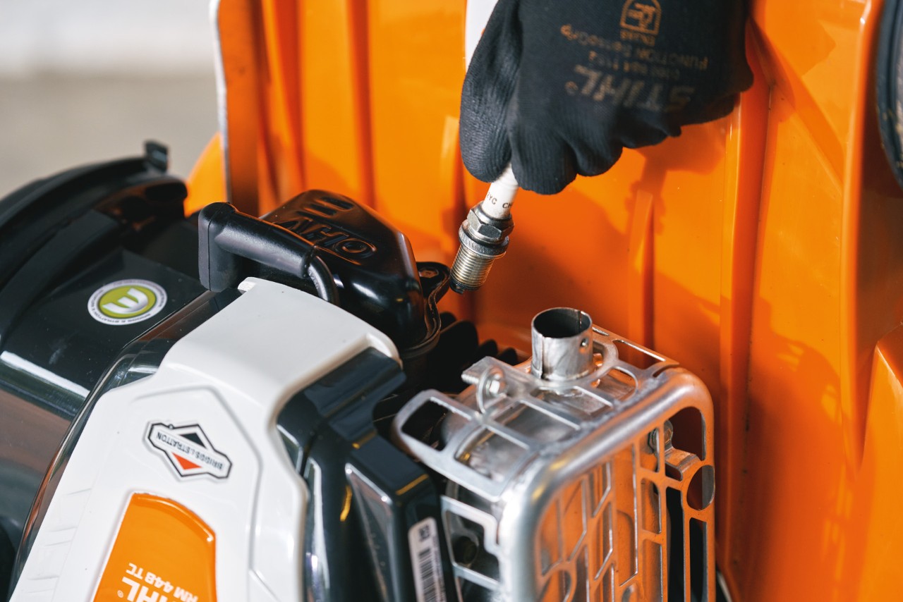 Wymiana świecy zapłonowej w kosiarce benzynowej STIHL RM 448 T-C