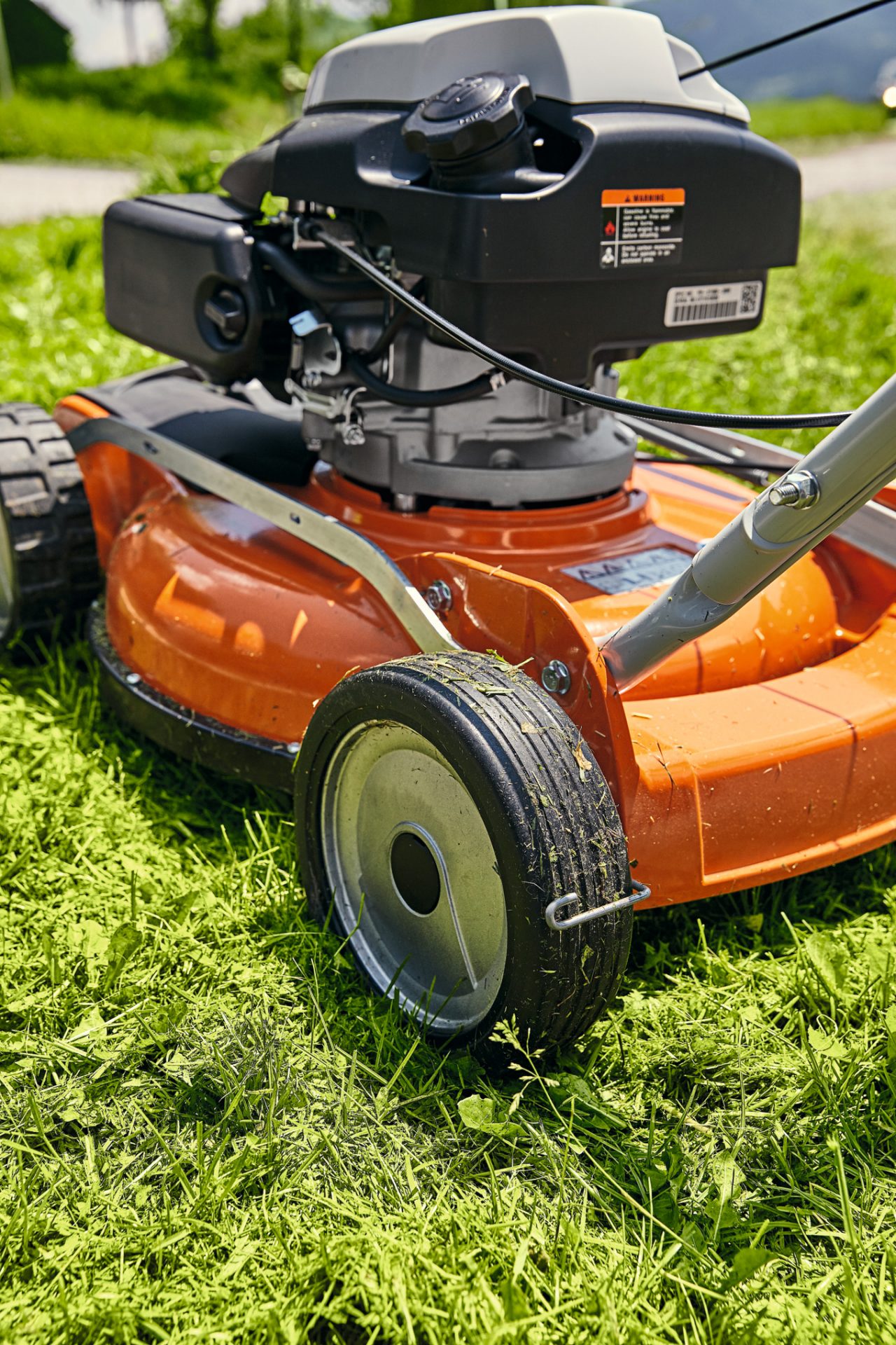 Benzynowy robot koszący STIHL RM 2 R na zielonym trawniku