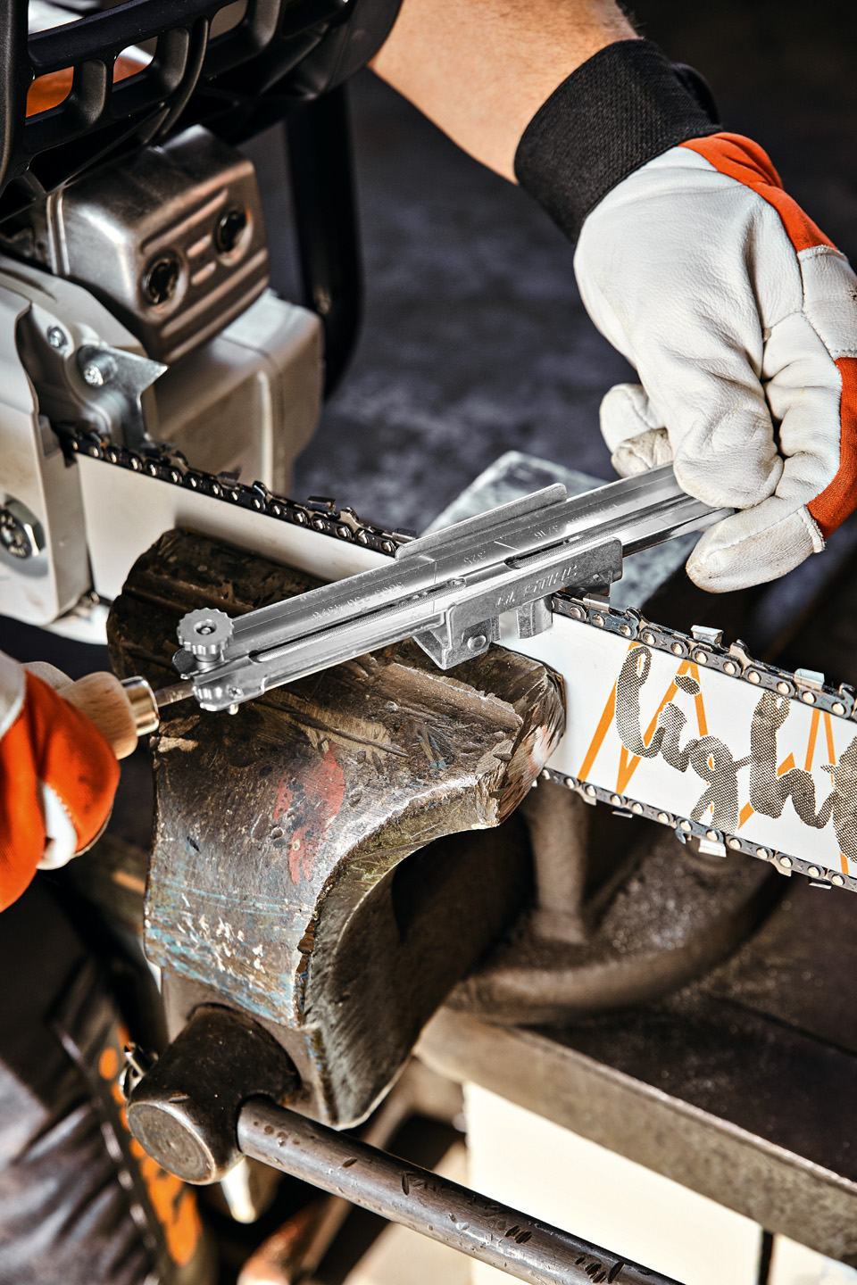 Osoba z prowadnikiem pilnika okrągłego STIHL przy prowadnicy Light 04