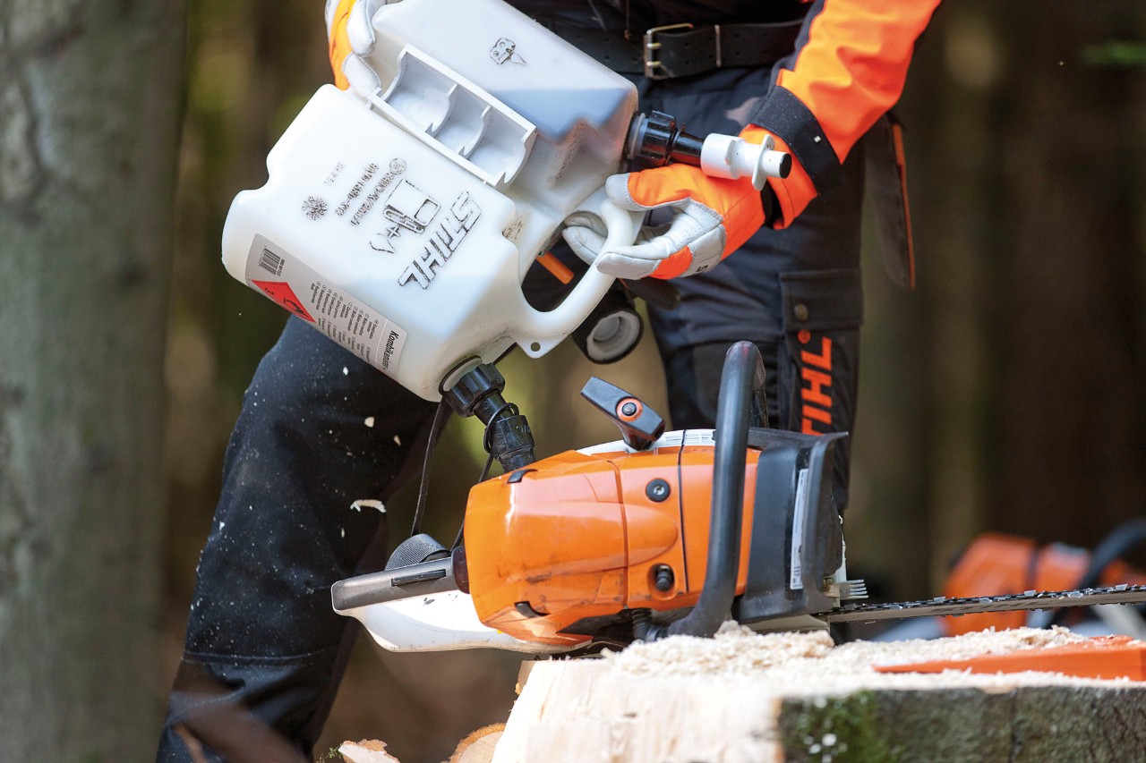  Pilarka łańcuchowa STIHL MS 441 jest tankowana mieszanką paliwa do pilarek łańcuchowych