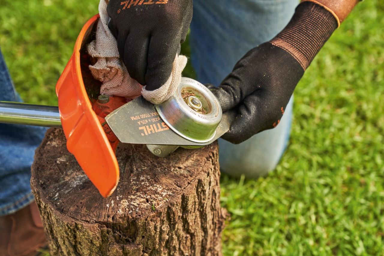 Noże do zarośli do kosy mechanicznej STIHL należy czyścić wilgotną ściereczką.