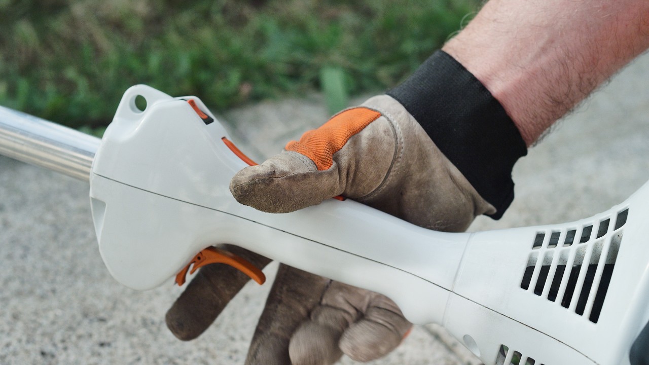 Benzynowa kosa mechaniczna STIHL FS 38 w pozycji rozruchowej