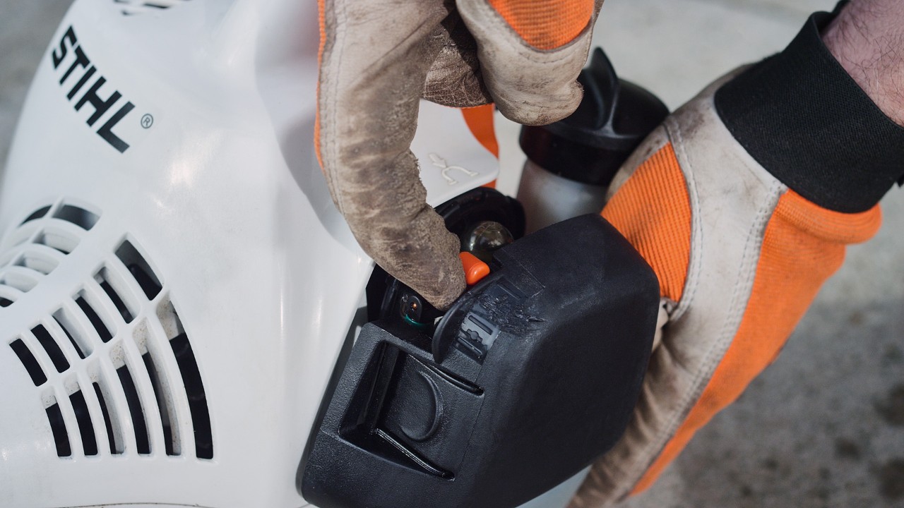 W benzynowej kosie mechanicznej STIHL FS 38 uruchamiana jest dźwignia klapy rozruchowej
