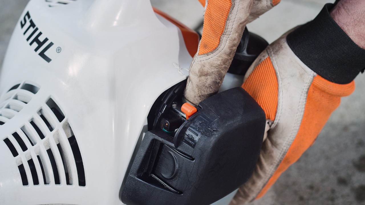 Naciskanie pompy paliwowej na benzynowej kosie mechanicznej STIHL FS 38