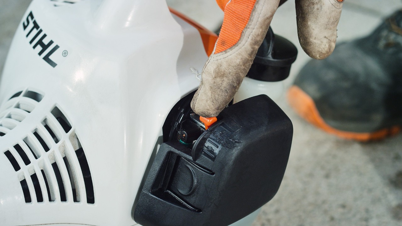 Otwieranie ssania benzynowej kosy mechanicznej STIHL FS 38