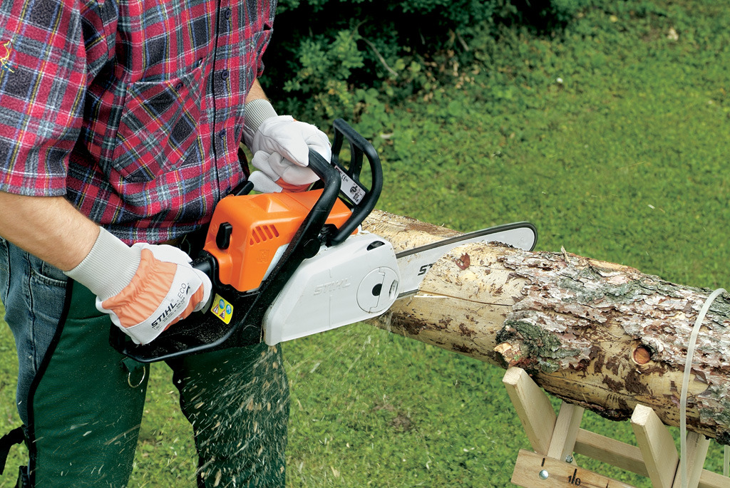 Ukośne cięcie korpusu pilarką łańcuchową STIHL