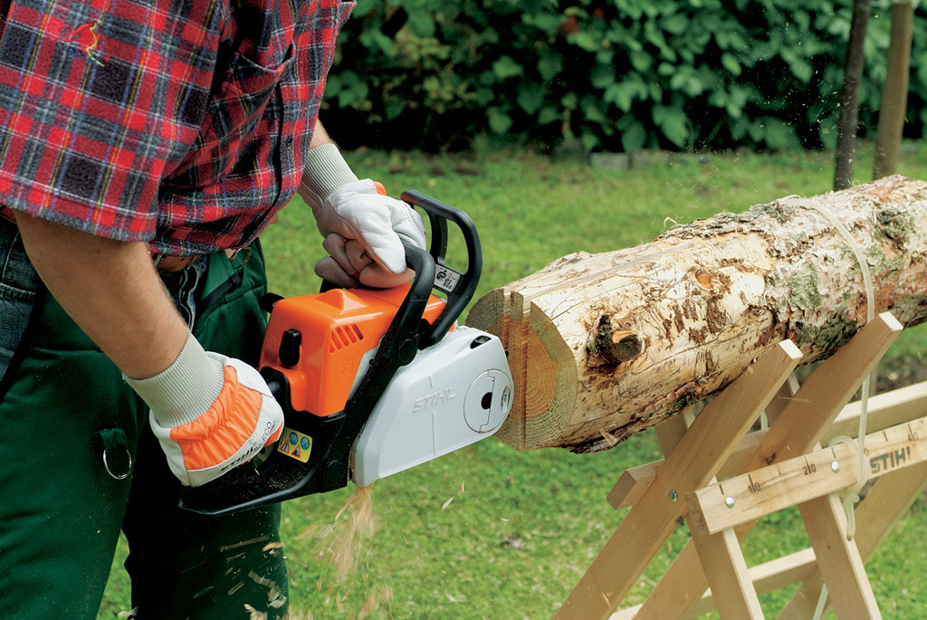 Wytnij dach budki lęgowej z pnia pilarką łańcuchową STIHL
