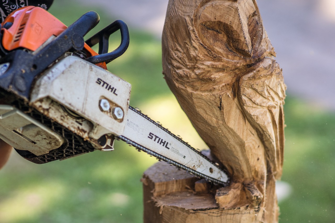 alt="Pilarka łańcuchowa STIHL z zestawem do carvingu wycinająca szpony sowy z drewna"