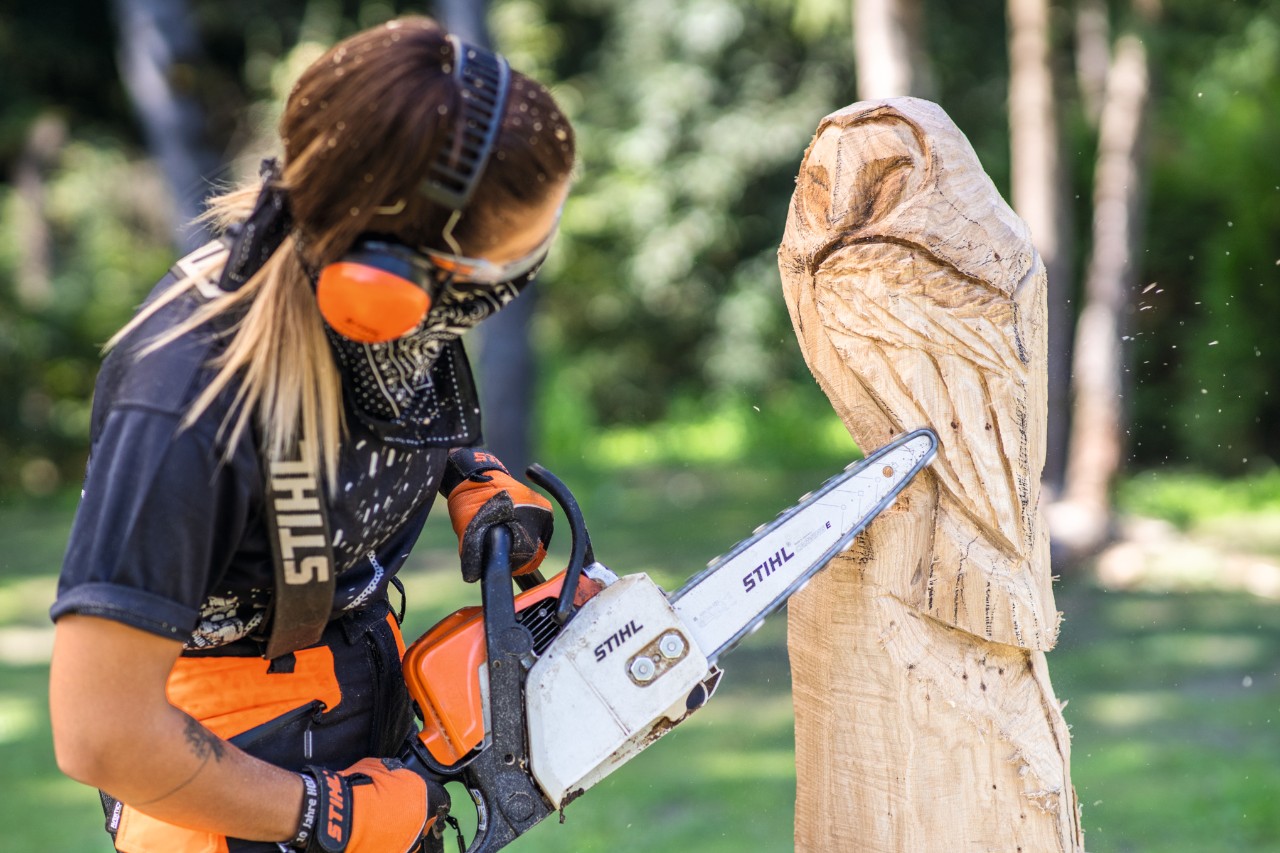 Pióra sowy z drewna cięte pilarką łańcuchową STIHL z zestawem do carvingu