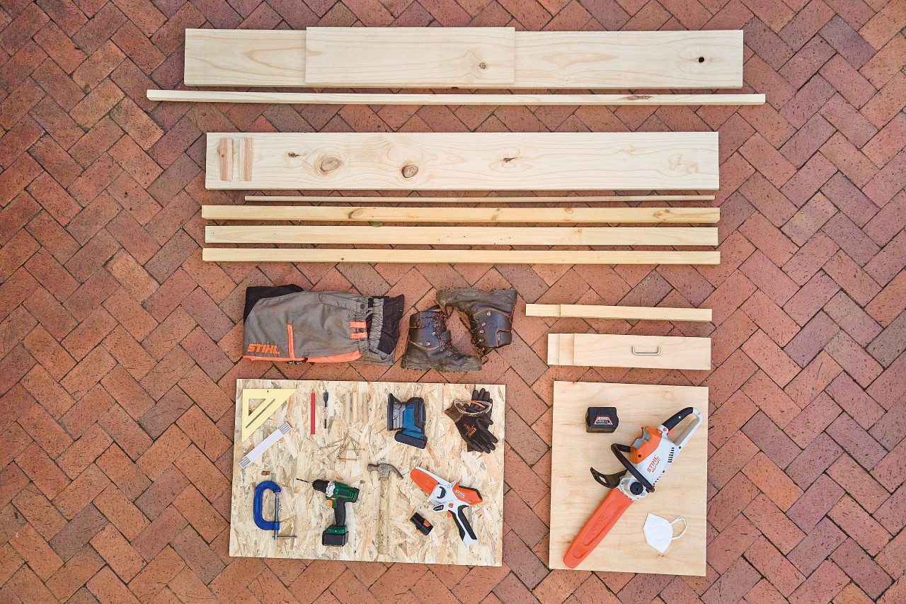 narzędzia do wykonania schowka na kosiarkę, takie jak akumulatorowa przecinarka do drewna STIHL GTA 26 i akumulatorowa pilarka łańcuchowa STIHL MSA 140 C