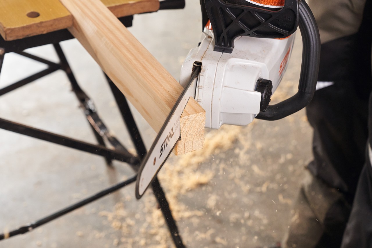 Kantówki przeznaczone na nóżki parawanu można przyciąć za pomocą akumulatorowej pilarki STIHL MSA 140    