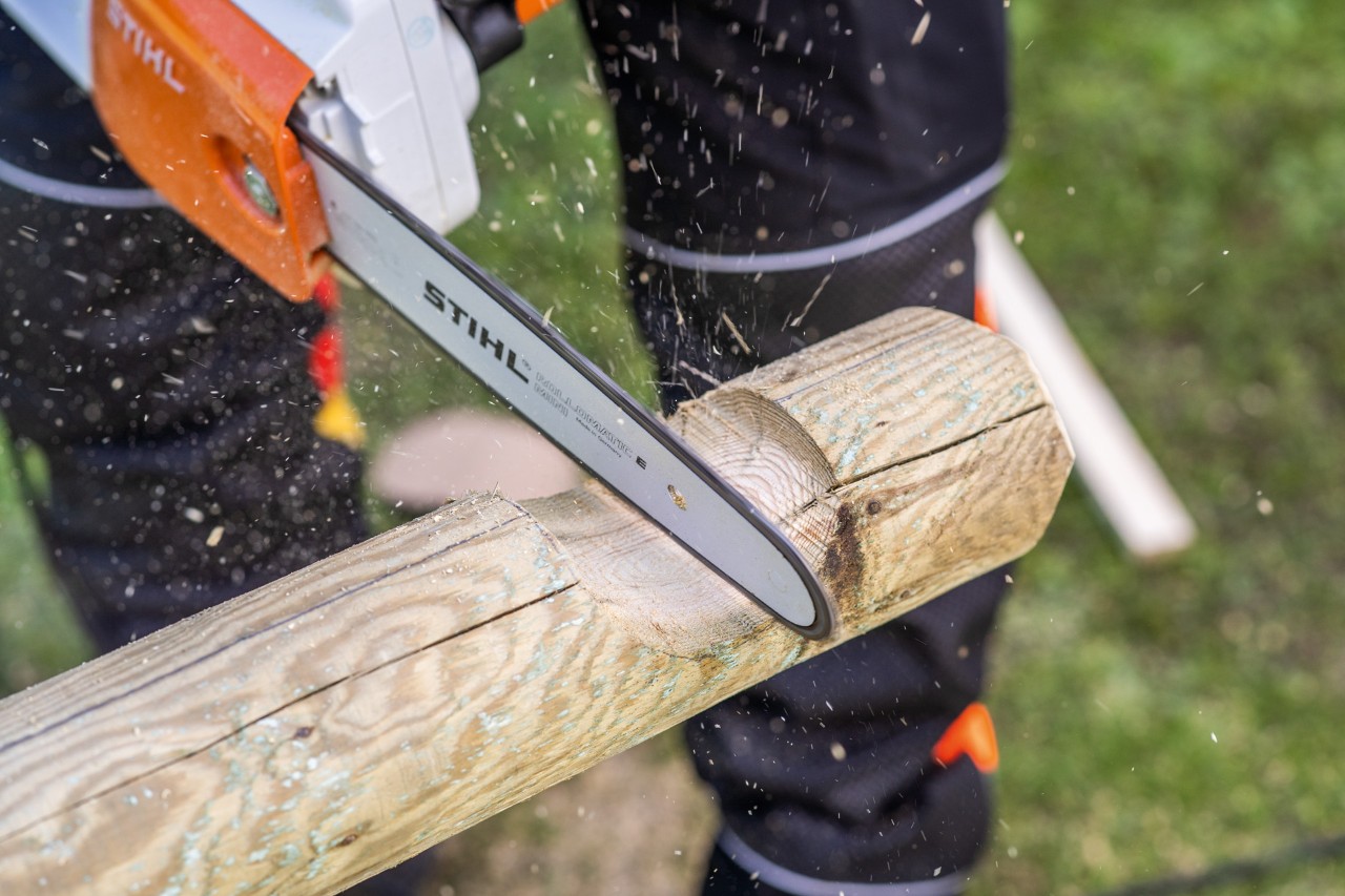Wykonywanie wycięcia w palisadzie za pomocą pilarki łańcuchowej STIHL