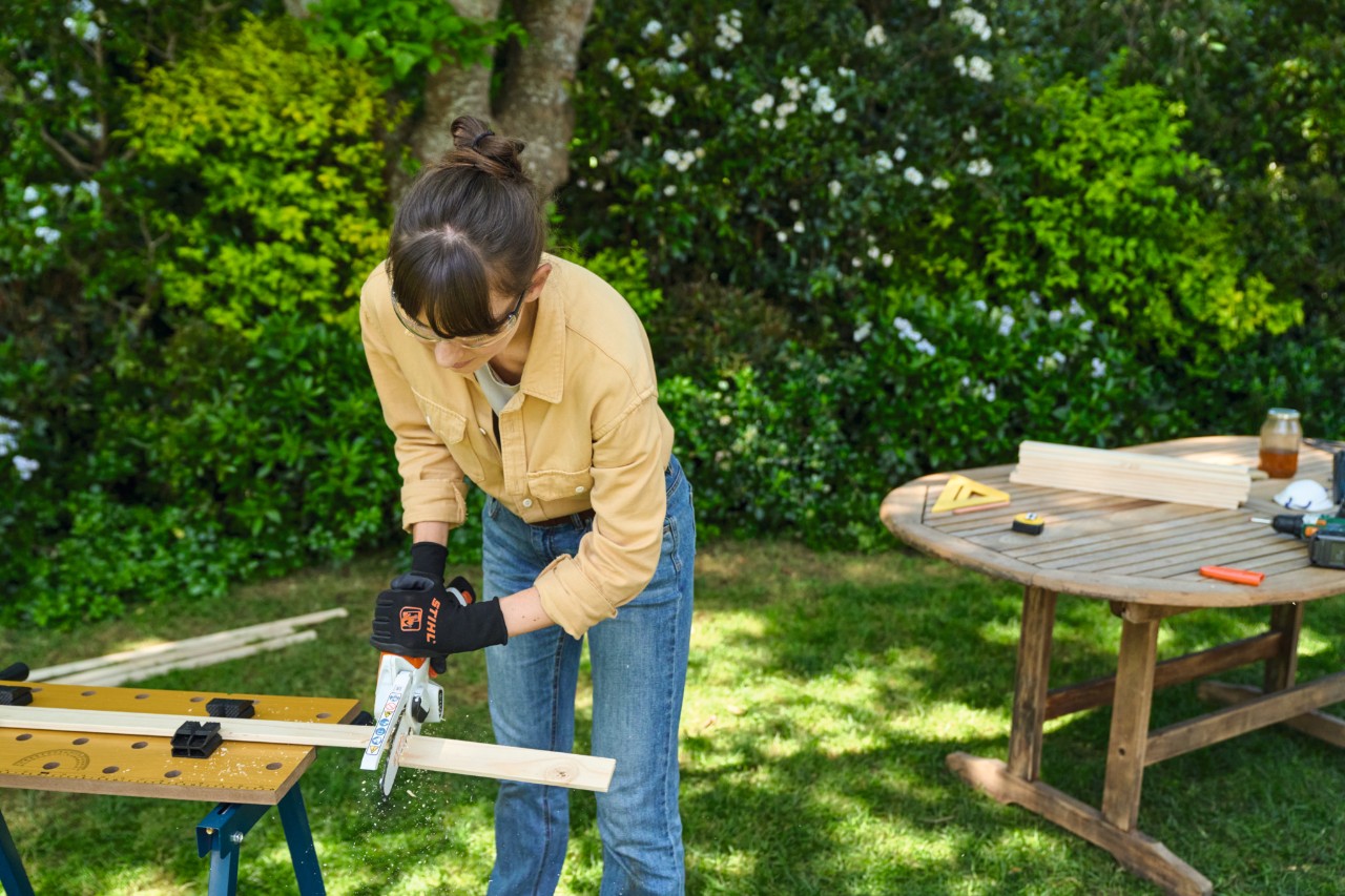 Kobieta przecina listwę przecinarką do drewna STIHL GTA 26