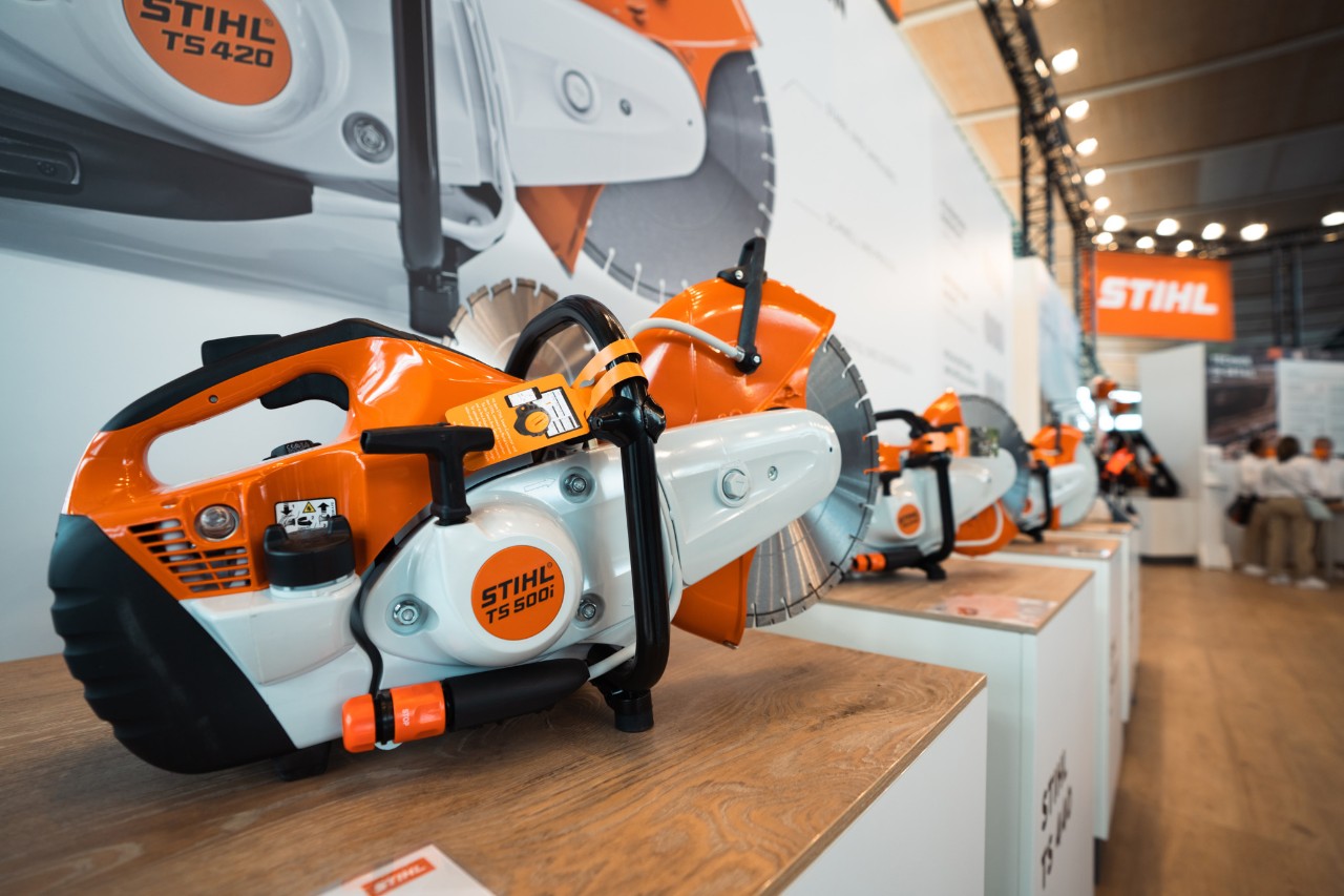 Przecinarki benzynowe STIHL, w tym TS 500i i TS 420, na stoisku targowym