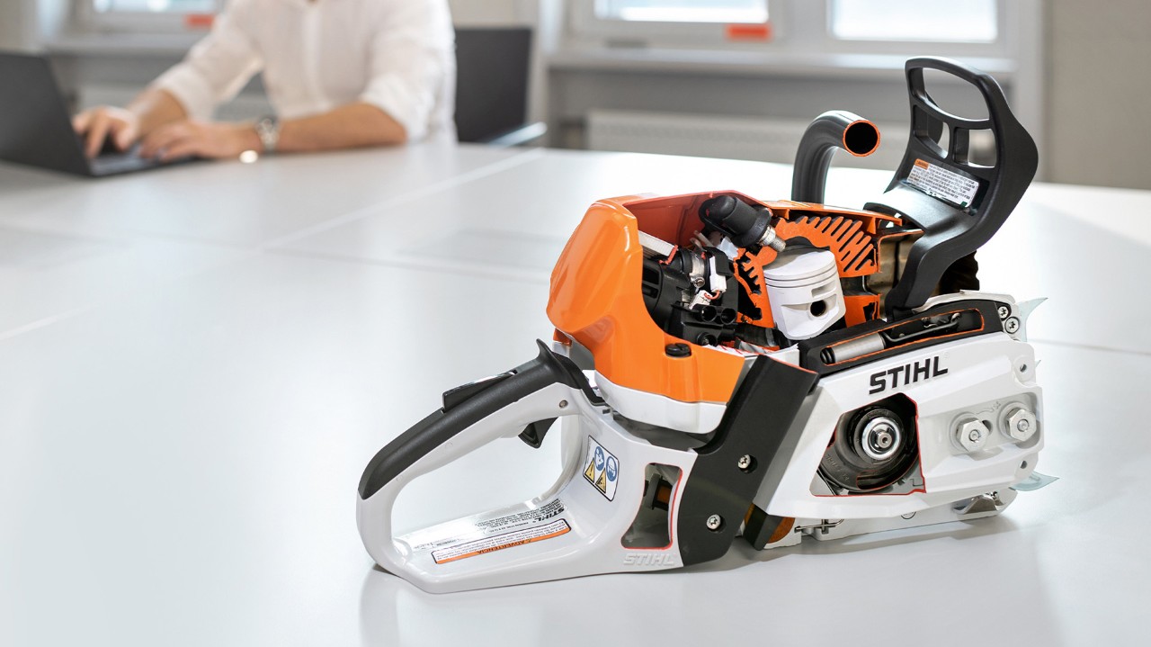 Odsłonięty tłok magnezowy w pilarce spalinowej STIHL MS 400 C-M bez prowadnicy