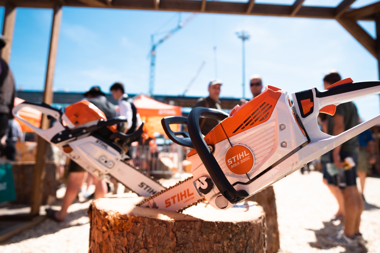 Pilarki łańcuchowe STIHL, w tym MSA 300 C, na stoisku targowym