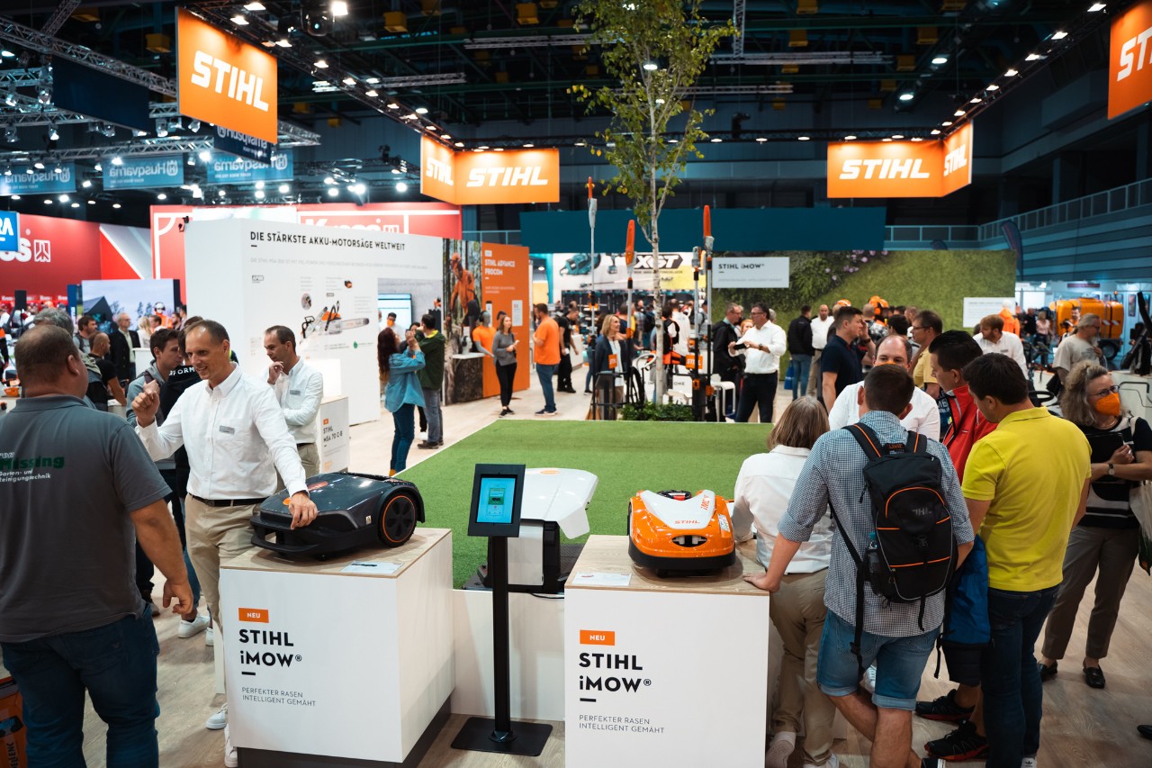 Duża frekwencja na stoisku targowym STIHL z robotami koszącymi iMOW®