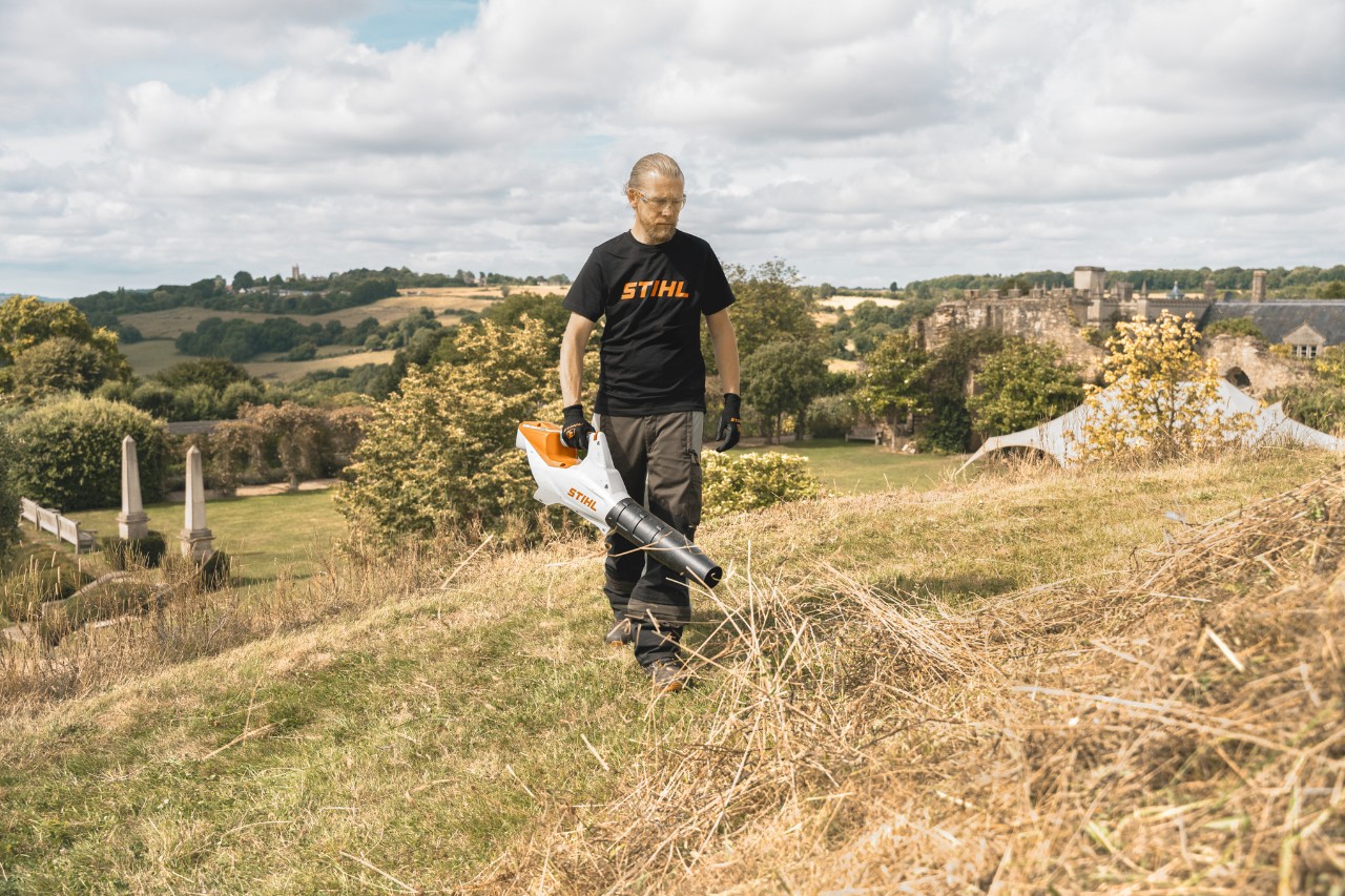 Andrew Wain używa akumulatorowej dmuchawy STIHL BGA 86.
