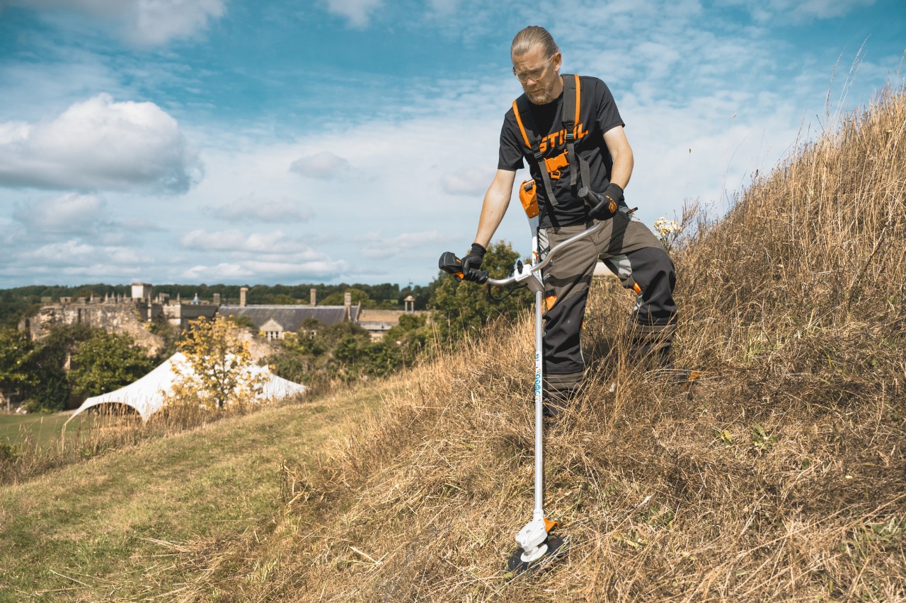 Andrew Wain ujarzmia dziką trawę za pomocą akumulatorowej podkaszarki STIHL FSA 400