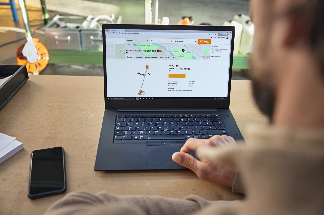 Osoba korzysta z portalu STIHL connected na laptopie i przegląda tam różne dane urządzenia. 