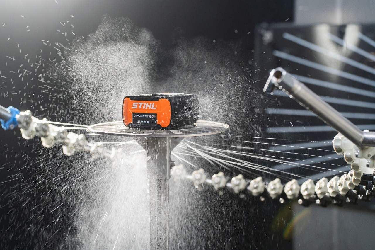 Test akumulatora STIHL AP 500 S pod kątem odporności na wodę.