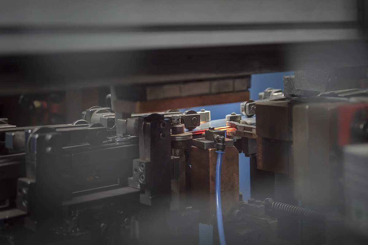 Szlifierka szlifuje rowek podczas produkcji prowadnic