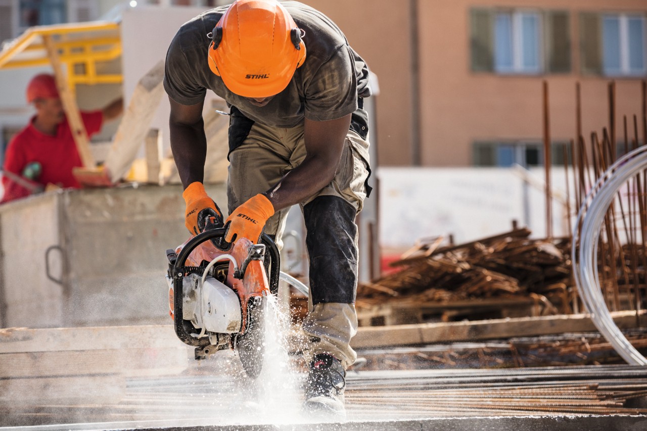 Mężczyzna pracujący na placu budowy z przecinarką STIHL TS 500i
