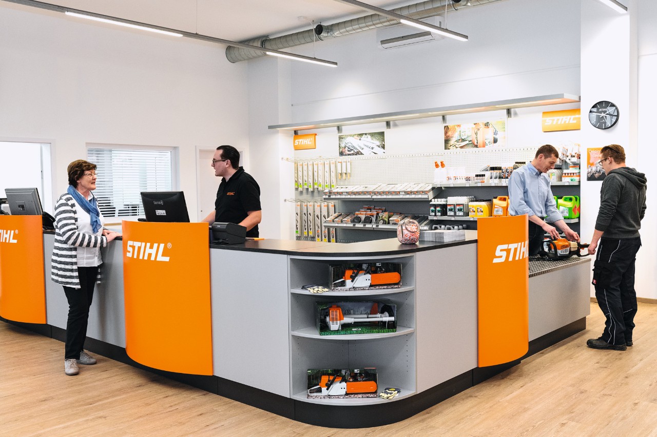 Sala sprzedaży u dystrybutora STIHL, na której znajdują się pracownicy i klienci  