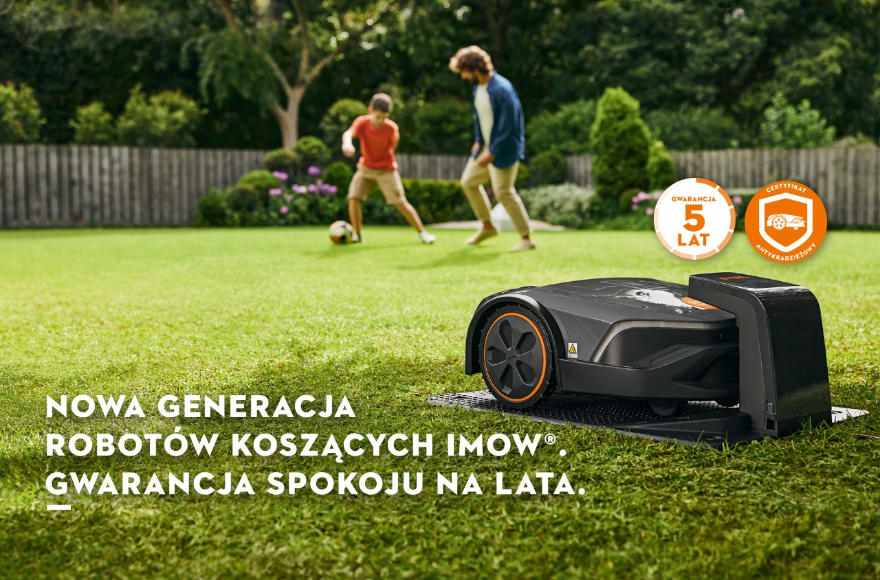 Ładująca się kosiarka imow EVO z tyłu bawiące się dzieci