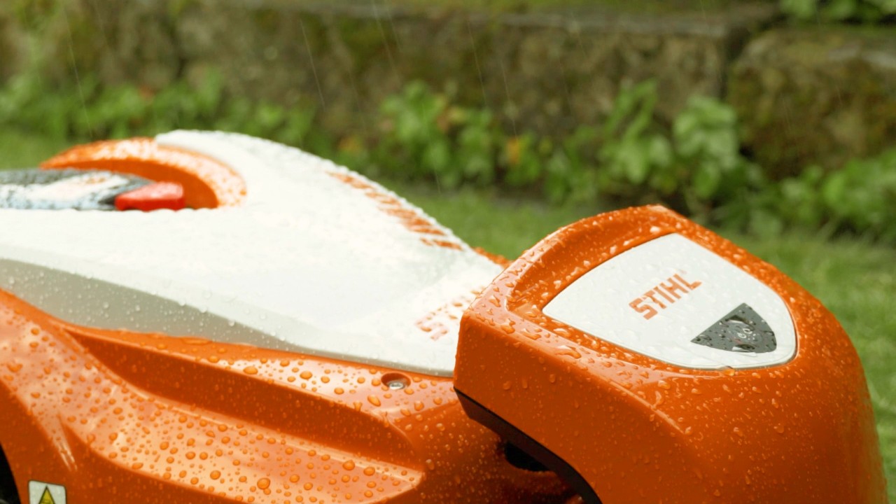 STIHL iMOW® w stacji dokującej podczas deszczu