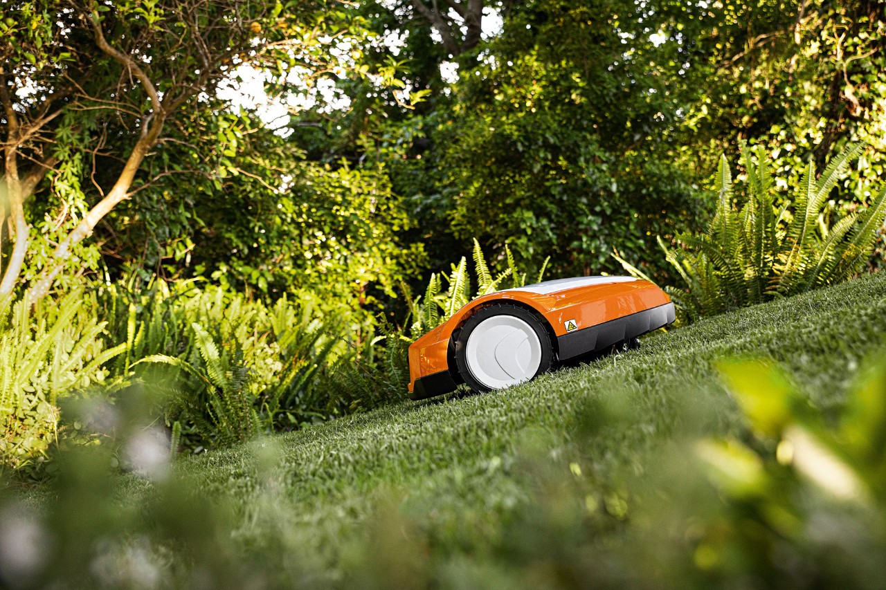  Robot koszący STIHL iMOW® RMI 632 wjeżdżający na wzniesienie
